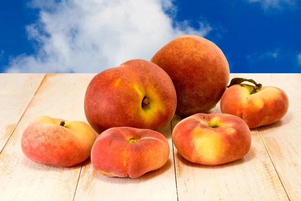 Peach against the sky closeup — Stock Photo, Image