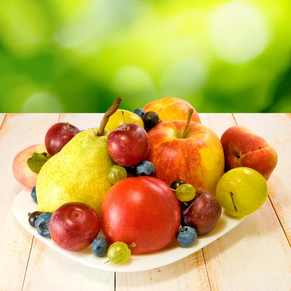 Fruits mûrs sur une assiette — Photo