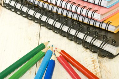 birçok defter ve kalem portre