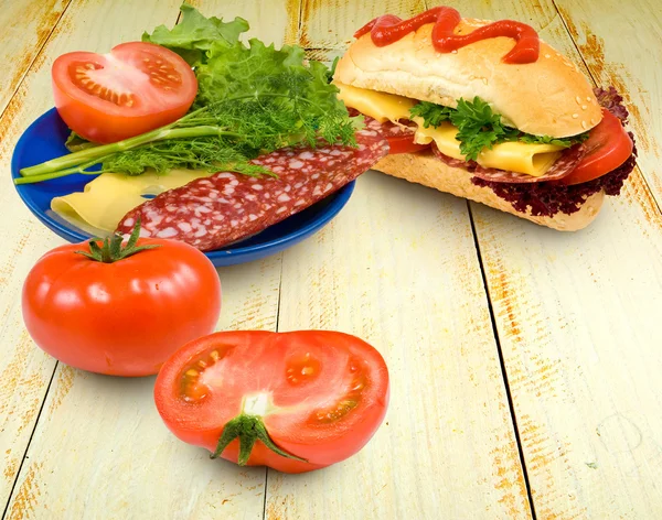 Sandwich, worst en kaas op een plaat — Stockfoto