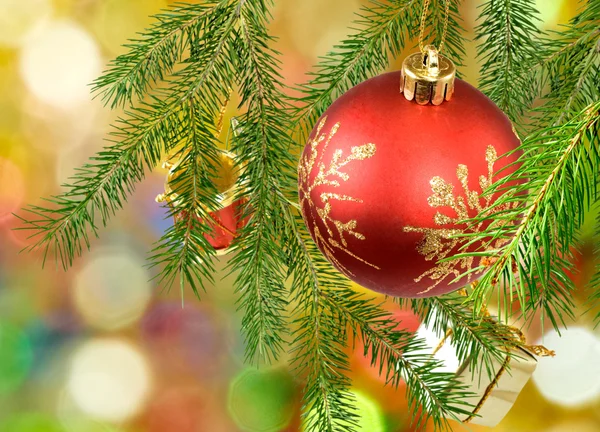 Зображення червоного різдвяного м'яча на зеленому фоні — стокове фото