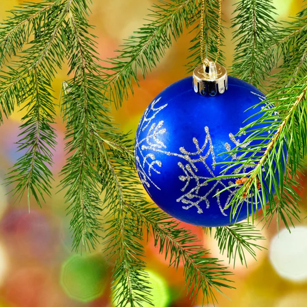 Imagem de bola de Natal azul em um fundo verde — Fotografia de Stock