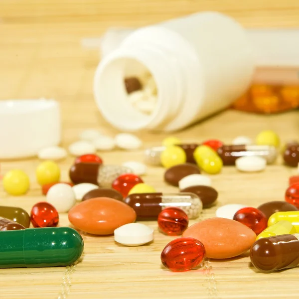 Different pills on a table closeup — Stock Photo, Image