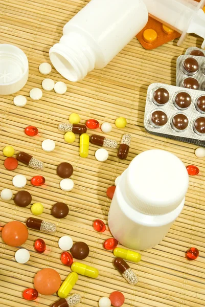 Изображение различных таблеток на столе крупным планом — стоковое фото