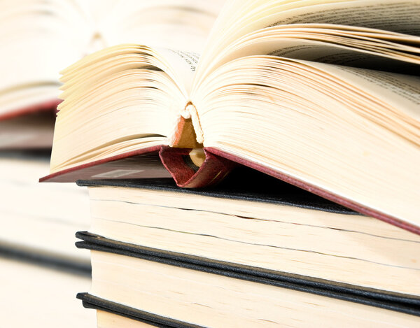 изображение стопки книг крупным планом
