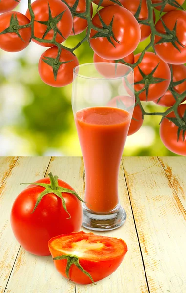 Imagen de tomates y jugo de tomate sobre la mesa — Foto de Stock