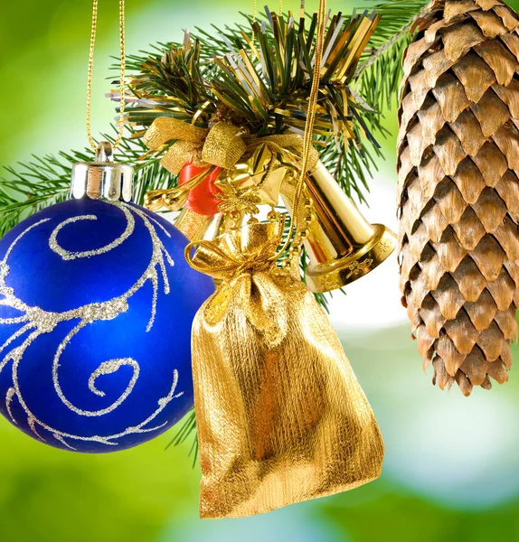 Schöne Weihnachtsdekoration auf grünem Hintergrund — Stockfoto