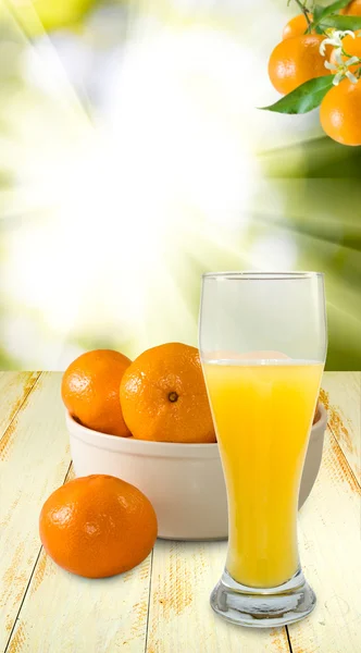 Saft und Mandarinen — Stockfoto