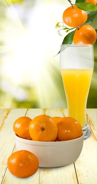 Bild von Saft und Mandarinen gegen die Sonne — Stockfoto