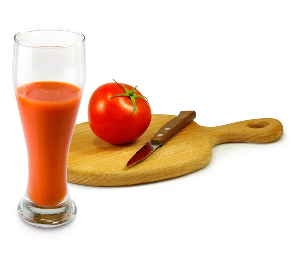 Pomodori e un bicchiere di succo su sfondo bianco — Foto Stock