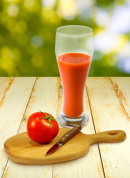 Tomaten und Tomatensaft auf dem Tisch — Stockfoto