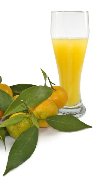 Image isolée d'un verre de jus et de mandarine — Photo