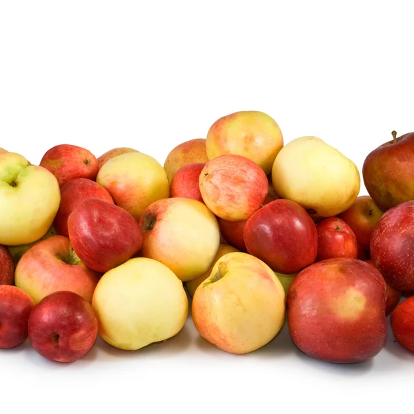 Muchas manzanas sobre un fondo blanco — Foto de Stock