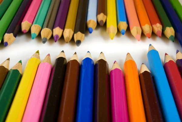Beyaz arka plan üzerinde renkli kalemler — Stok fotoğraf
