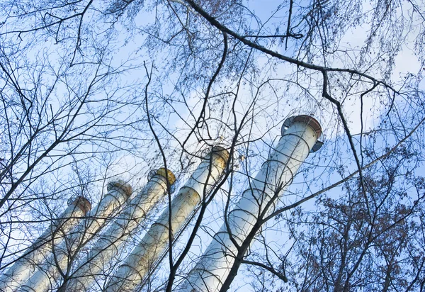 Ungesunder Rauch aus dem Schornstein gegen den blauen Himmel — Stockfoto