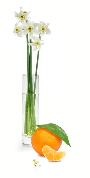 Flores en un jarrón y naranja — Foto de Stock