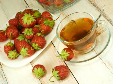 Masada çilekler var.