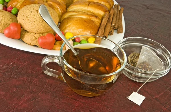 Cup 茶、 蛋糕和面包的特写 — 图库照片