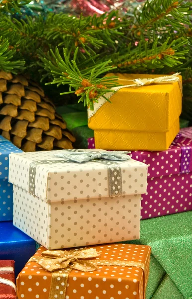 Imagen aislada de cajas de regalo sobre un fondo de árbol de Navidad — Foto de Stock