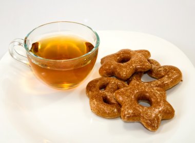 çay ve kurabiye beyaz bir arka plan üzerinde