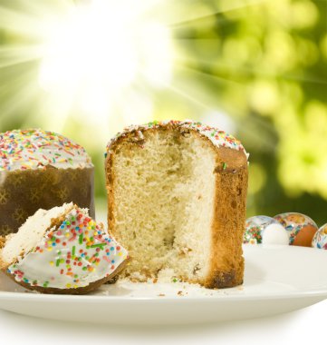 Paskalya kek ve yeşil bir arka plan üzerinde yumurta