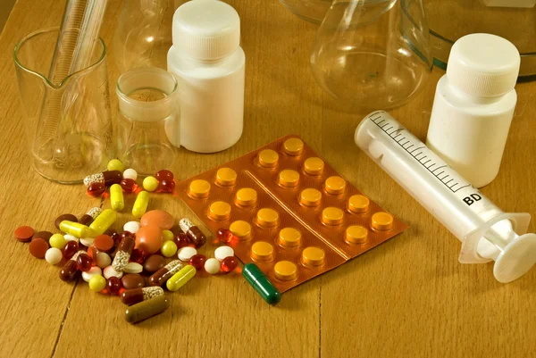 Vidro de laboratório e comprimidos — Fotografia de Stock