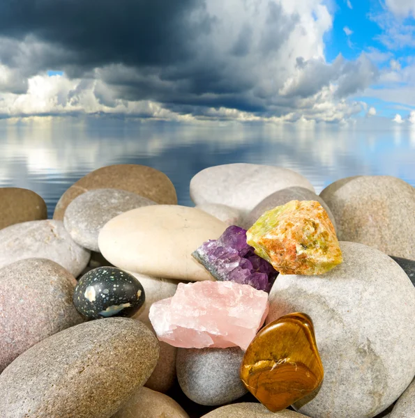 Piedras y conchas sobre fondo de agua —  Fotos de Stock