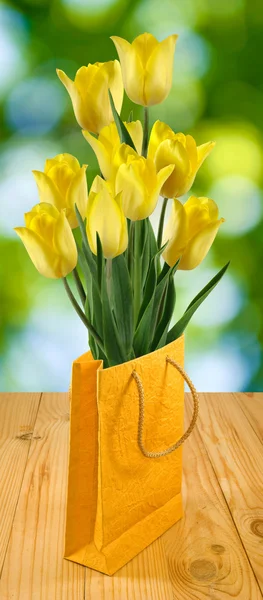 Flores en embalaje de regalo — Foto de Stock