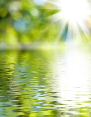  yeşil bir arka plan üzerinde su