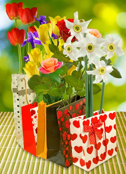 Obrázek z různých květin v dárkovém balení — Stock fotografie