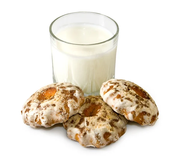 牛奶和饼干上白色背景特写 — 图库照片