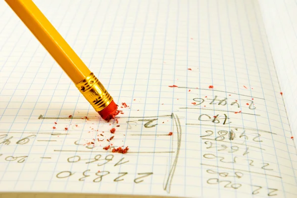 Bleistift mit Radiergummi auf Schulheft — Stockfoto