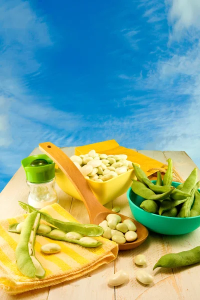 Young beans in pods on the table — Stock Photo, Image