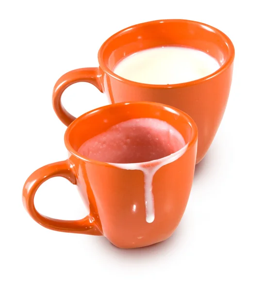 Taza vacía y una taza de leche —  Fotos de Stock