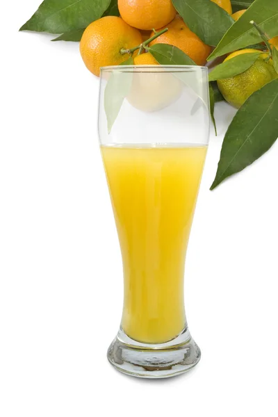 Glas mit Saft und Mandarinen Nahaufnahme — Stockfoto