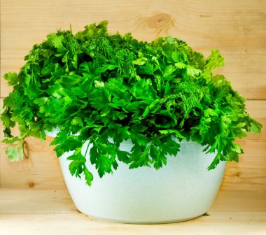 ahşap bir masa üzerine maydanoz