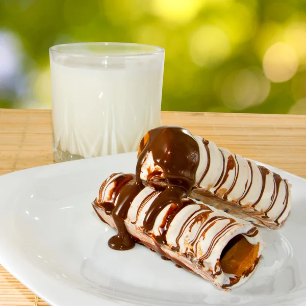 Стакан с молоком и шоколадными трубочками — стоковое фото