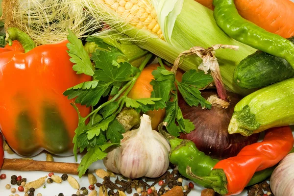 Muchas verduras crudas sobre un fondo blanco — Foto de Stock