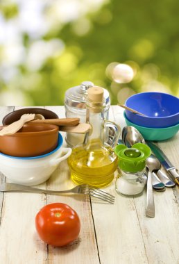  çanak çömlek ve domates yeşil arka plan üzerinde