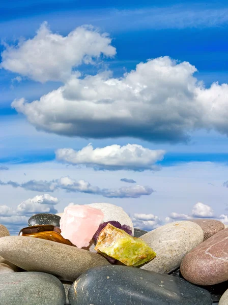 Piedras y conchas contra el cielo —  Fotos de Stock