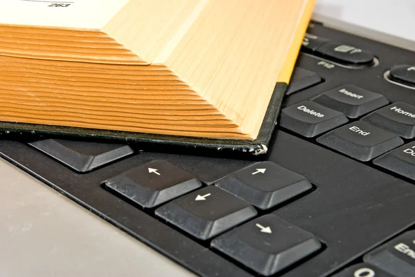 Um livro no teclado — Fotografia de Stock