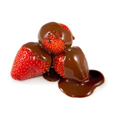 Beyaz bir arka plan üzerinde çikolata olgun çilek