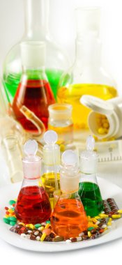 Kimyasal şişeler ve hap yakın çekim