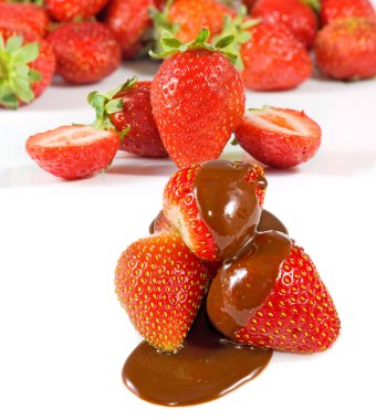 Beyaz bir arka plan üzerinde çikolata olgun çilek