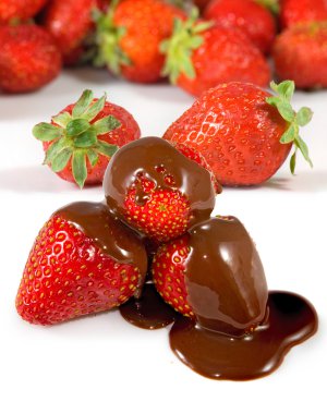 çikolatanın içinde olgun çilek