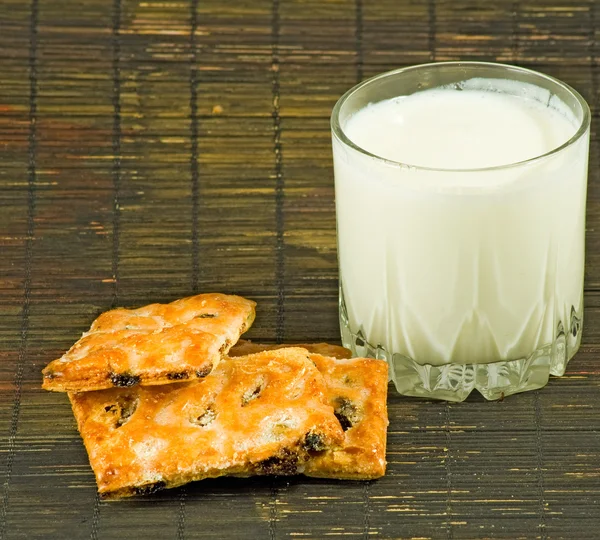 Bild von Keksen und einem Glas Milch — Stockfoto