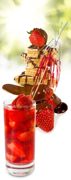 Клубничные коктейли и шоколадное печенье крупным планом — стоковое фото