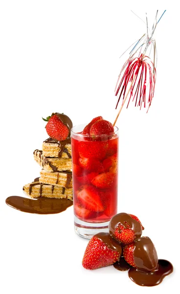 Изолированное изображение клубничных коктейлей и шоколадного печенья — стоковое фото