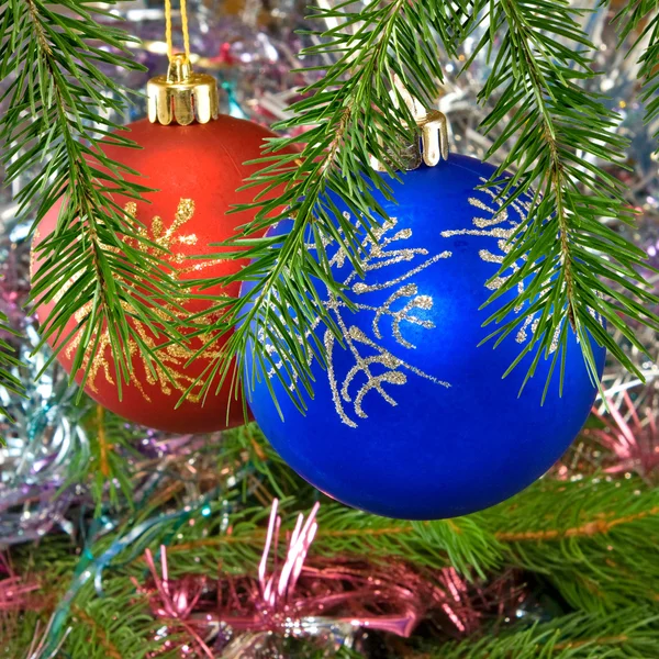 Изображение рождественских балов на елке — стоковое фото