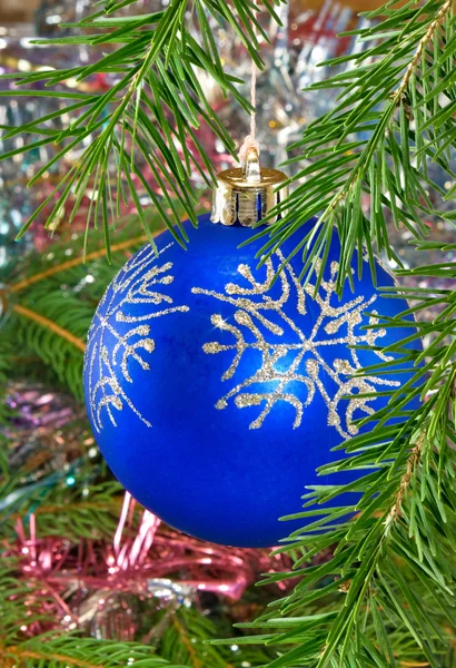 Bola de Natal azul em uma árvore de Natal — Fotografia de Stock